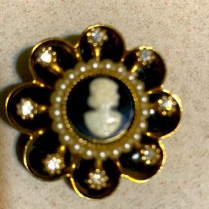 Vintage Coro cameo rhinestone faux pearl gold tone broach (380)